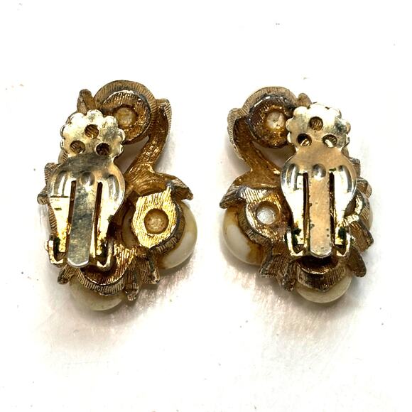 Vintage Faux Pearl Cluster Gold Tone Clip On Earrings Costume Jewelry - Picture 3 of 6